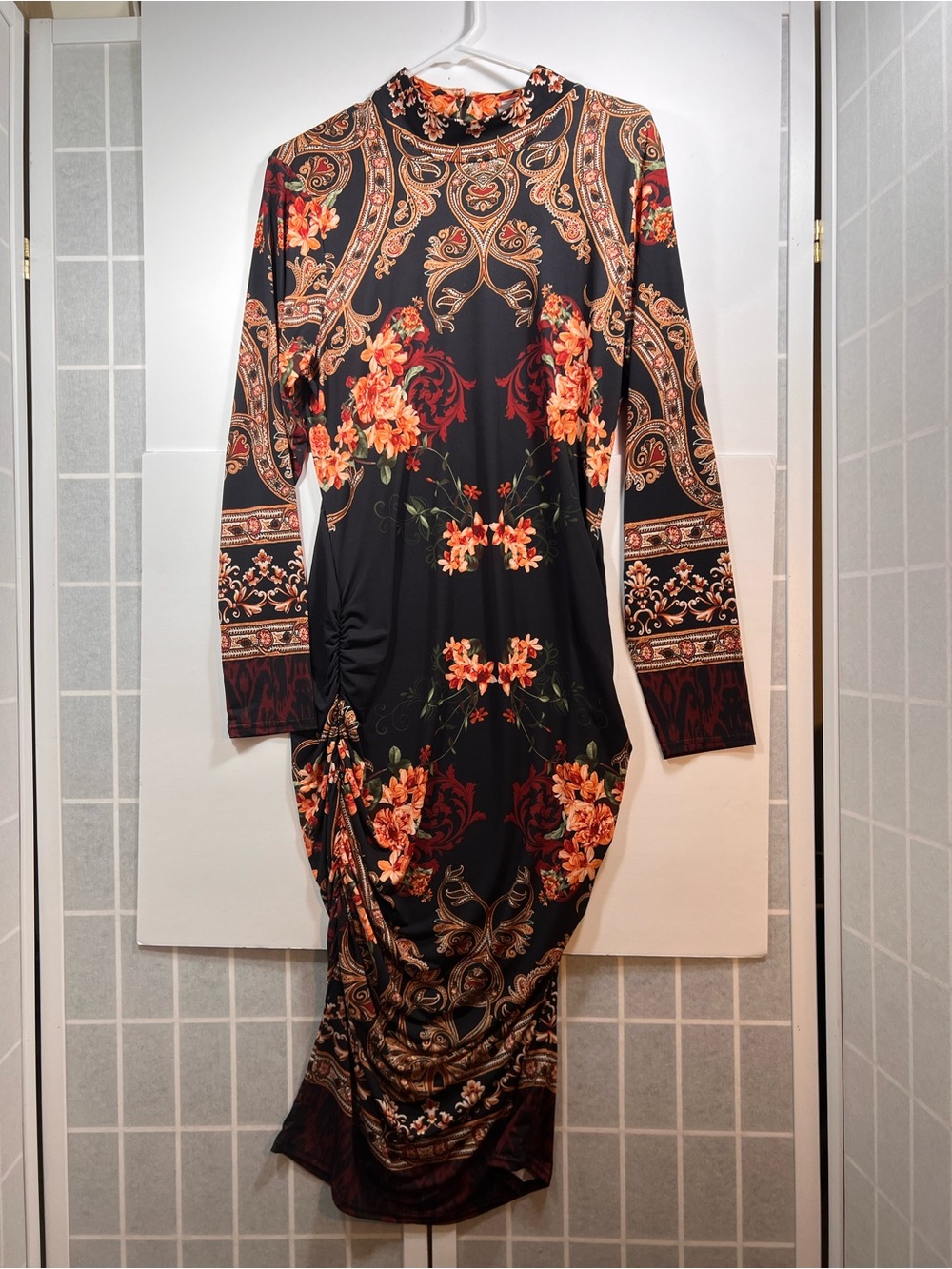 VENUS Bombshell Paisley Long-Sleeve Midi Dress